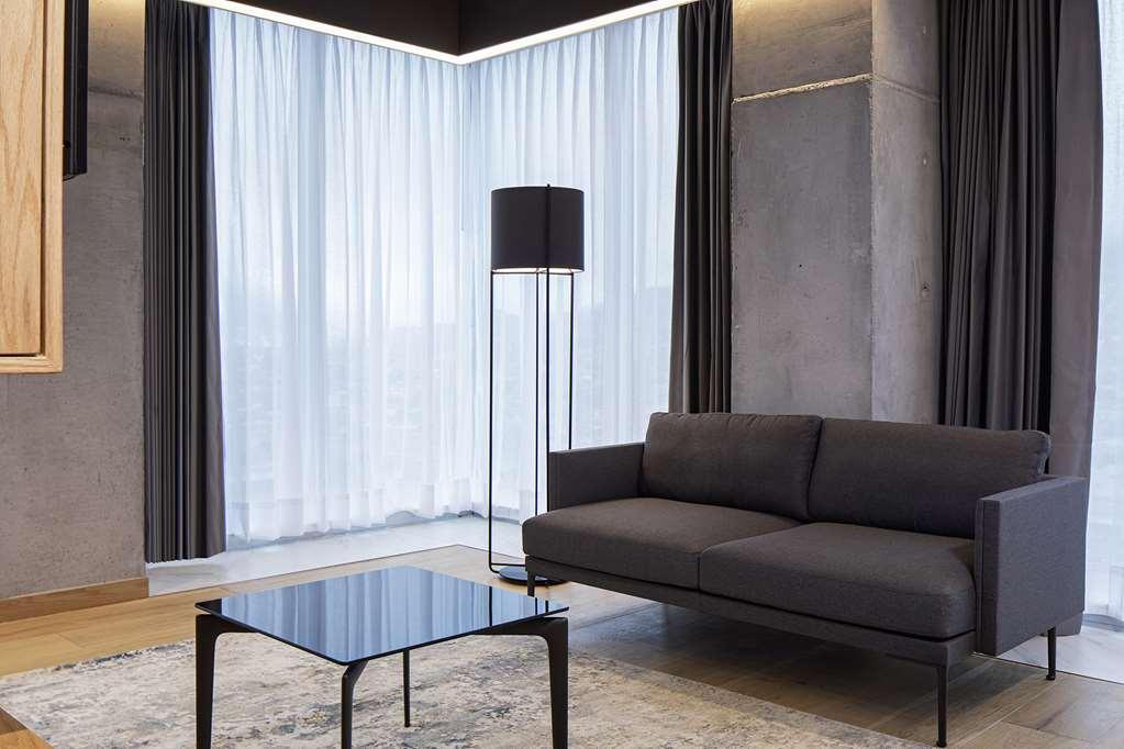 Galeria Plaza Monterrey Hotel Szoba fotó A floor lamp