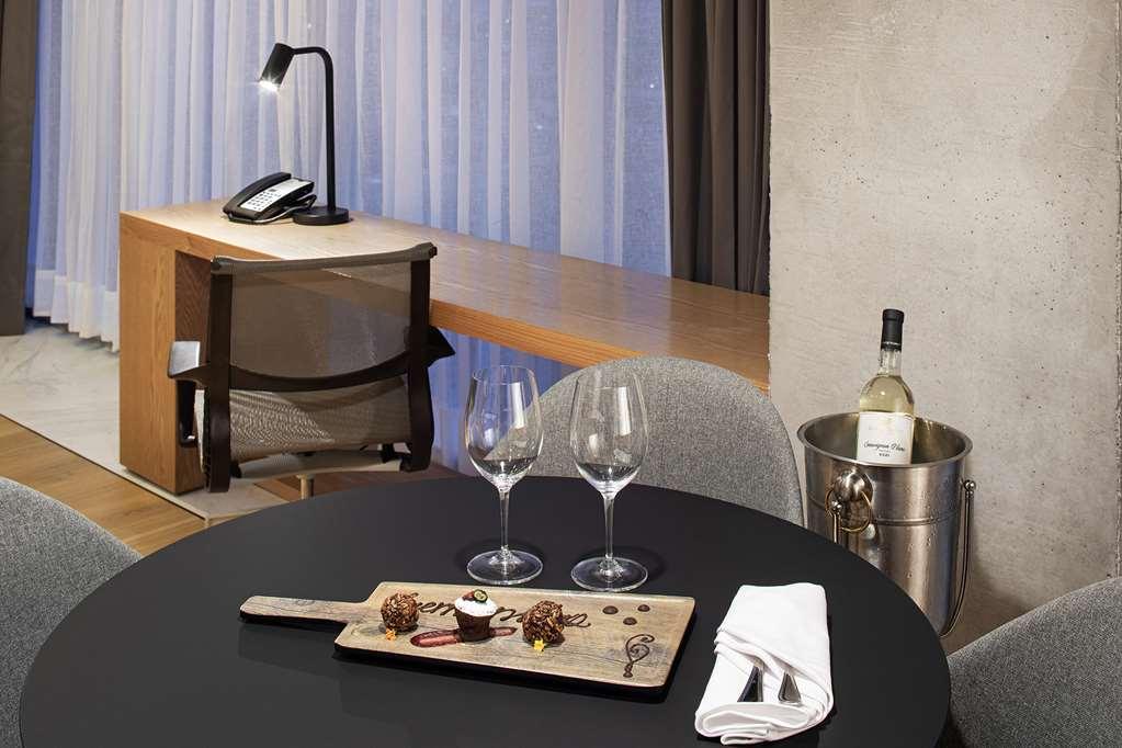 Galeria Plaza Monterrey Hotel Kültér fotó A wine and cheese plate