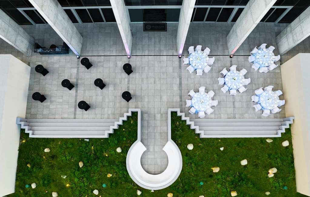 Galeria Plaza Monterrey Hotel Kültér fotó The courtyard of the museum