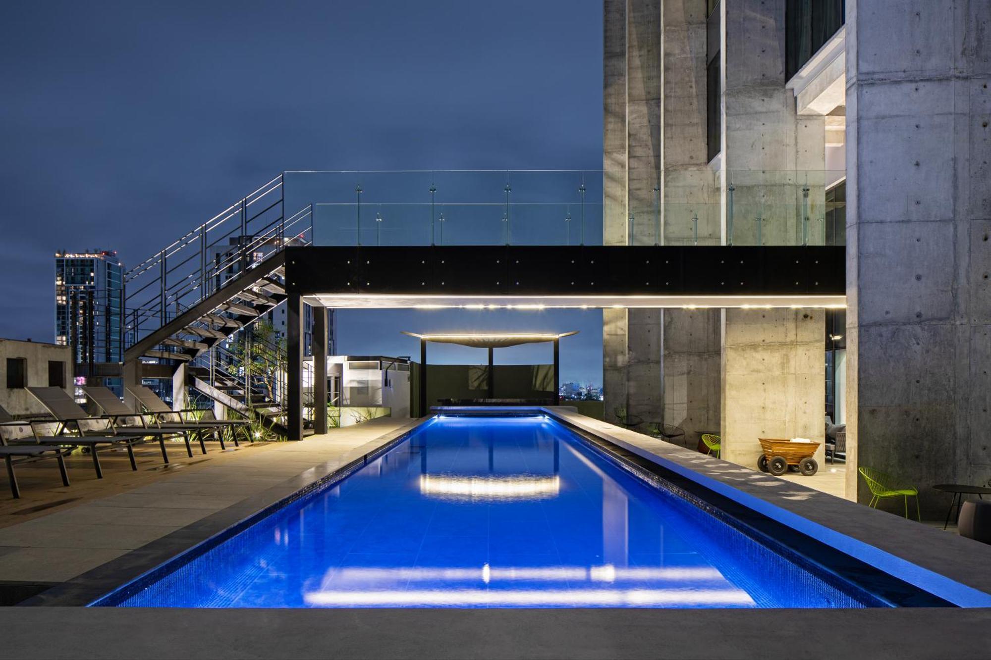 Galeria Plaza Monterrey Hotel Kültér fotó The pool at the rooftop of the building