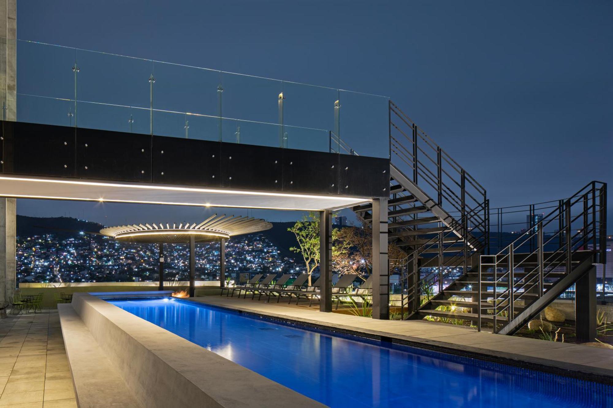 Galeria Plaza Monterrey Hotel Kültér fotó Rooftop pool at the hotel
